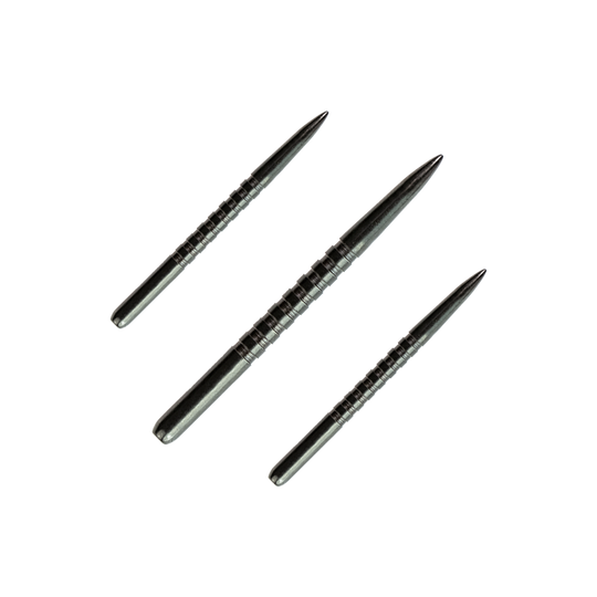 57751_Bulls_GP3_Steeldartspitzen_Schwarz_34mm_1 Das Bild zeigt drei schwarze Steeldartspitzen der Marke Bulls GP3. Sie sind länglich, aus Metall und besitzen feine Rillen zur besseren Griffigkeit.