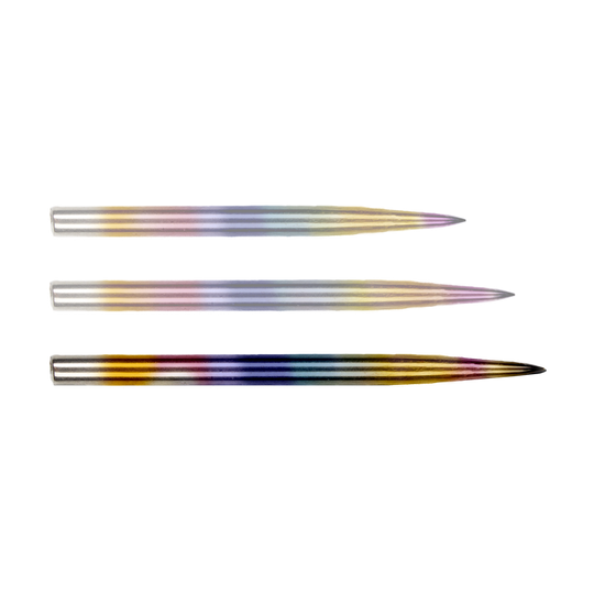 Auf dem Bild sind drei Dartspitzen aus Stahl zu sehen. Sie haben eine schöne Regenbogenfärbung entlang der gesamten Länge.