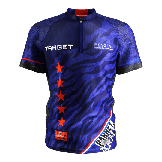 Das Bild zeigt das Produkt "Target Coolplay Raymond Van Barneveld 2025 Dartshirt". Das Dartshirt ist hauptsächlich blau mit roten Sternen und weißen Schriftzügen.