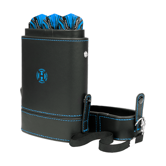 HRT-16419_Harrows_Prima_Dartcase_Aqua_3 Das Bild zeigt das Produkt "Harrows Prima Dartcase", ein elegantes Dart-Case in Schwarz mit blauen Nähten. Im Case sind mehrere zusammengebaute Darts mit blauen Flights sichtbar und es hat einen Trageriemen.