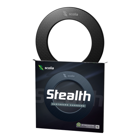 Scolia Stealth Dartboard Surround Das Bild stellt das Scolia Stealth Dartboard Surround dar. Es schützt die Umgebung und rahmt die Dartscheibe stilvoll ein.