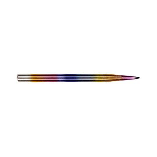 Das Bild zeigt eine bunte, metallische Dartspitze. Die Spitze hat einen Regenbogenfarbverlauf und ist schlank und spitz zulaufend.