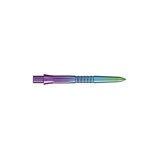 Eine bunte Steeldartspitze mit Rainbow-Finish wird dargestellt. Die Spitze ist schlank und schimmert in mehreren Farben.