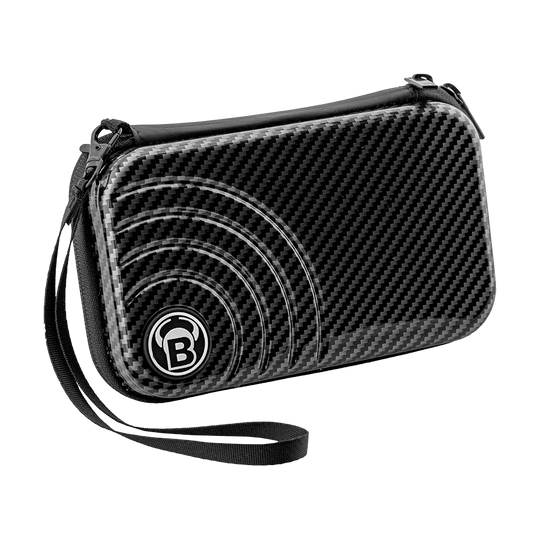 66378_Bulls_Orbis_XL_Dartcase_Carbongrey_1 Das Bild zeigt ein schwarzes Dartcase mit Carbon-Optik und einem dezenten Muster auf der Vorderseite. Am unteren Rand befindet sich ein rundes Logo mit einem "B" in der Mitte.