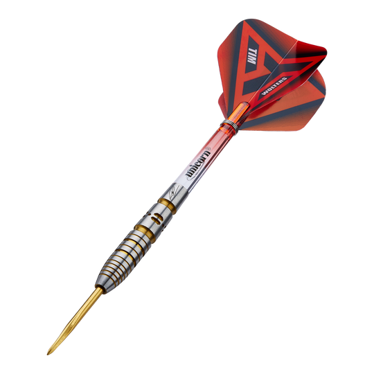 Das Bild zeigt einen Unicorn Contender Tim Wolters Steeldart mit 24g Gewicht. Der Dart hat einen gold-silbernen Schaft und eine rot-schwarze Flight mit der Aufschrift "TIM WOLTERS".