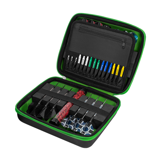 Mission Luxor Dart-Wallet Die Abbildung zeigt ein geöffnetes Dart-Set in einer schwarzen Tasche mit grünem Rand. Im Inneren befinden sich mehrere Darts, Ersatzteile und Zubehör ordentlich sortiert.
