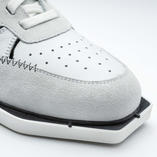 20100002-00_Triple20_Dartschuhe_Leder_Weiss_Schwarz_4 Der Schuh "Triple20 Dartschuhe Leder - Weiß Schwarz" ist aus weißem Leder mit grauen Wildleder-Akzenten gefertigt. Die spezielle Sohle ist für optimalen Halt beim Dartspiel konzipiert.
