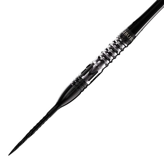 Caliburn Player MAK Steeldarts Das Bild zeigt einen Caliburn Player MAK Steeldart mit einem Gewicht von 23,5g. Der Dart ist schwarz-silber und hat ein modernes, geriffeltes Griffdesign.