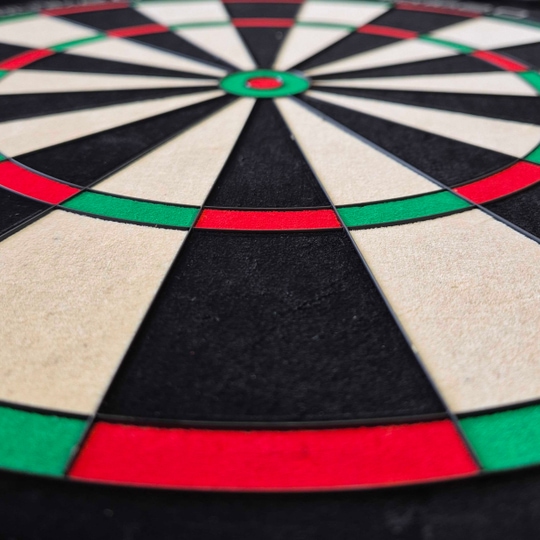 Das Bild zeigt ein Unicorn Eclipse Ultra 2.0 Steeldartboard aus der Nähe. Die farbigen Felder in Rot, Grün, Schwarz und Weiß sind deutlich zu erkennen.