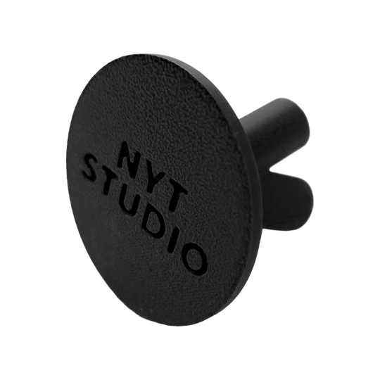 NYT Studio Compact Darthalter Das Bild zeigt einen schwarzen, kompakten Dart-Halter. Es handelt sich um den NYTStudio Compact Darts Halter.