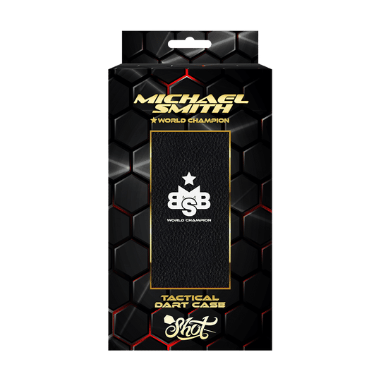 Die Abbildung zeigt die Verpackung des "Shot Michael Smith World Champion Tactical Dartcase - Schwarz". Das Design ist schwarz mit Wabenmuster, goldener Schrift und einem Sichtfenster, das das Dartcase präsentiert.