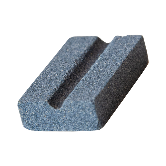 616_QD8200690_XQMax_Steeldart_Schleifstein_1 Das Bild zeigt einen XQMax Steeldart Schleifstein. Der Schleifstein hat eine raue Oberfläche und eine Rille in der Mitte zum Schärfen von Dartspitzen.