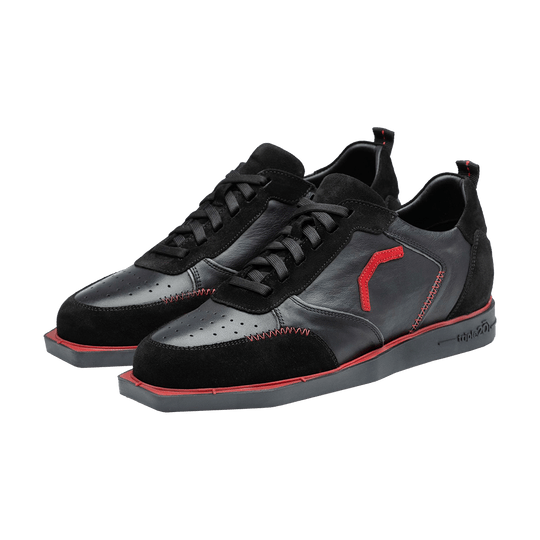 20101001-00_Triple20_Dartschuhe_Leder_Schwarz_Rot_1 Die abgebildeten Schuhe sind schwarze Leder-Dartschuhe mit roten Akzenten. Sie haben eine sportliche Form und schwarze Schnürsenkel.