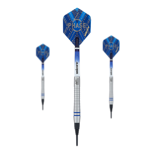 Unicorn Phase 6 World Champion Gary Anderson Softdarts Das Bild zeigt drei Softdarts des Produkts „Unicorn Phase 6 World Champion Gary Anderson“. Die Darts haben silberne Schäfte und blaue Flights mit dem Schriftzug „PHASE“ darauf.