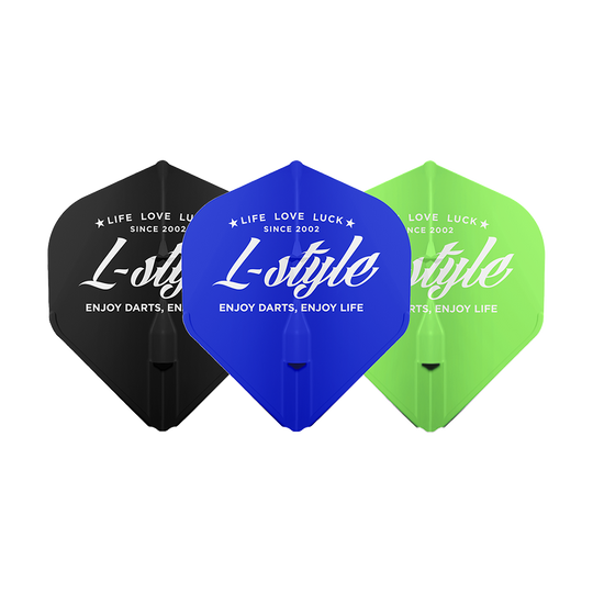 Das Bild zeigt drei Dart-Flights des Produkts "L-Style Vintage Logo Type A L1EZ" in den Farben Schwarz, Blau und Grün. Auf jedem Flight steht der Schriftzug „L-style – Enjoy Darts, Enjoy Life“.