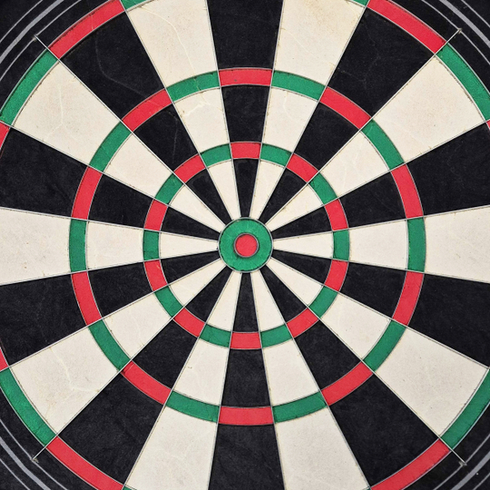 Harrows Quadro 240 Steeldartboard Das Bild zeigt eine Nahaufnahme des Harrows Quadro 240 Steeldartboards. Das Dartboard ist in verschiedene Abschnitte in den Farben Schwarz, Weiß, Rot und Grün unterteilt.