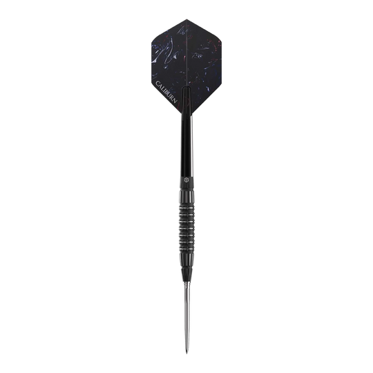 Caliburn Sword S3 Steeldarts - 23g Das Bild zeigt einen schwarzen Steeldart mit der Aufschrift "Caliburn" auf dem Flight. Es handelt sich um das Modell "Caliburn Sword S3 Steeldarts - 23g".