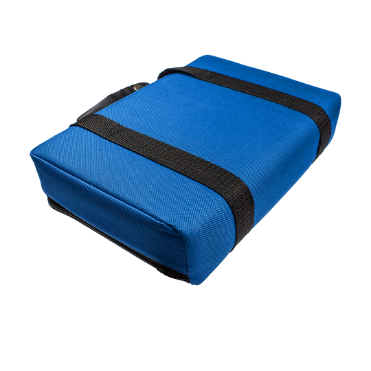 Pak3_Master_Pak_Darttasche_Blau_348YtRM5DI55f4 Die Abbildung zeigt die Master Pak Darttasche. Sie ist rechteckig, blau und hat zwei schwarze Streifen.