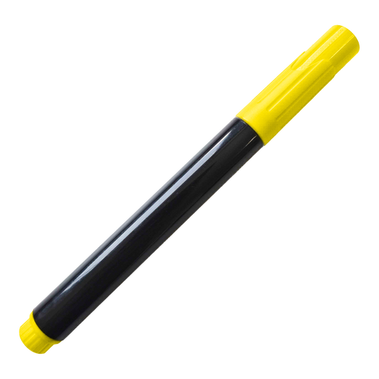Board Marker Auf dem Bild ist ein schwarzer Whiteboard-Marker mit gelber Kappe und gelbem Ende zu sehen. Der Marker liegt schräg auf einem schwarzen Hintergrund.