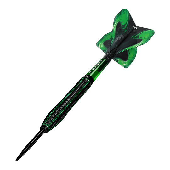 Mission Venom Steeldarts Das Bild zeigt einen Mission Venom Steeldart mit schwarzem und grünem Design. Die Flights sind ebenfalls grün mit einem geschwungenen Muster.