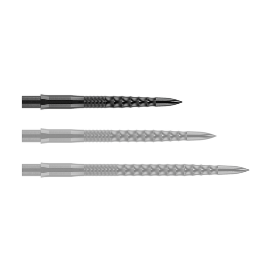 Das Bild zeigt drei schwarze Steeldartspitzen mit einer geriffelten Oberfläche. Sie sind nebeneinander angeordnet und haben eine spitz zulaufende Form.