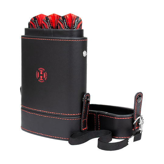 HRT-16402_Harrows_Prima_Dartcase_Red_3 Das Bild zeigt das Harrows Prima Dartcase in Schwarz mit roter Naht. Im Etui befinden sich mehrere vollständig montierte Dartpfeile.