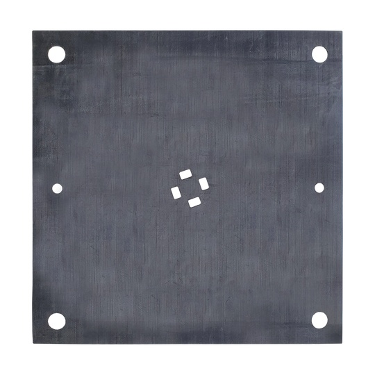 DKS01_L-wen_Dart_Original_Ersatzteile_Komplett_Set_2 Das Bild zeigt eine quadratische Metallplatte mit mehreren runden und quadratischen Löchern. Es handelt sich um ein Ersatzteil aus dem Löwen Dart Original Ersatzteile Komplett Set.