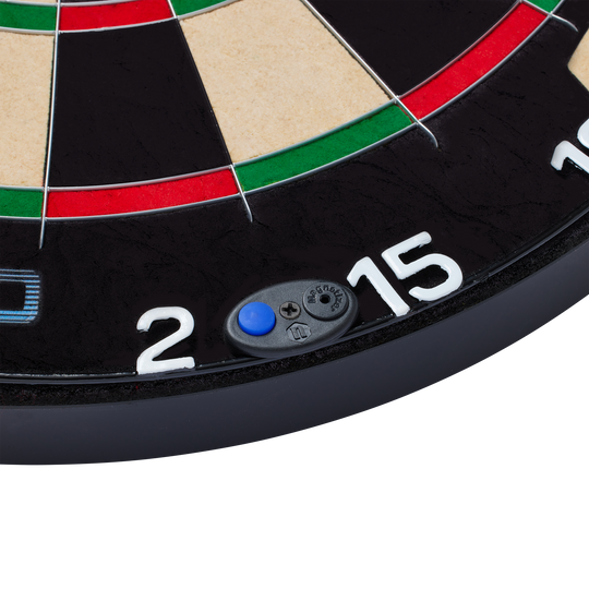 Unicorn Eclipse Smartboard Steeldartboard Das Bild zeigt einen Ausschnitt eines Steeldartboards mit den Zahlen 2 und 15. Es handelt sich um das Produkt "Unicorn Eclipse Smartboard", das auch einen kleinen blauen Knopf am Rand besitzt.