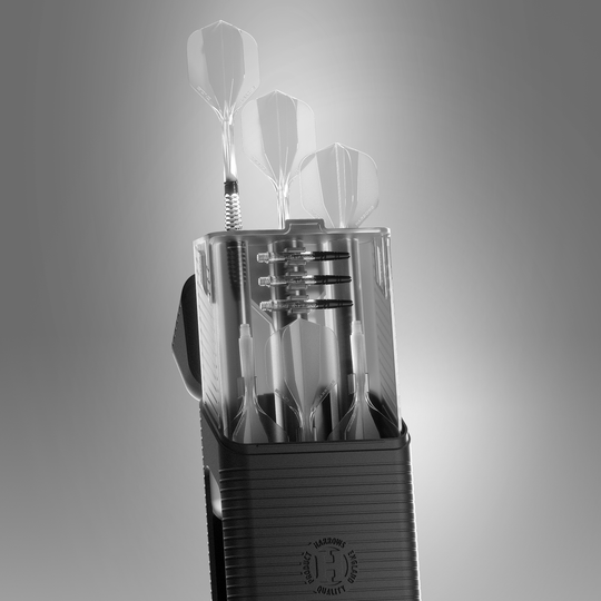 Ein Harrows Vault Dartcase Clear (durchsichtig) ist auf dem Bild abgebildet. Das geöffnete Etui zeigt den Innenraum zum Verstauen von Dartpfeilen.