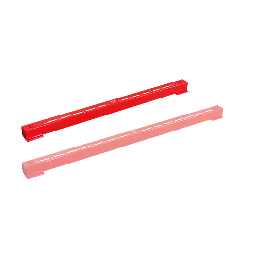 67831_Bulls_Oky_System_Teppich_mit_Metall_Oche_O66_4 Das Bild zeigt zwei rote Metallleisten mit weißen Markierungen. Sie gehören zum Bulls Oky System SET und werden als Oche beim Dartspielen verwendet.