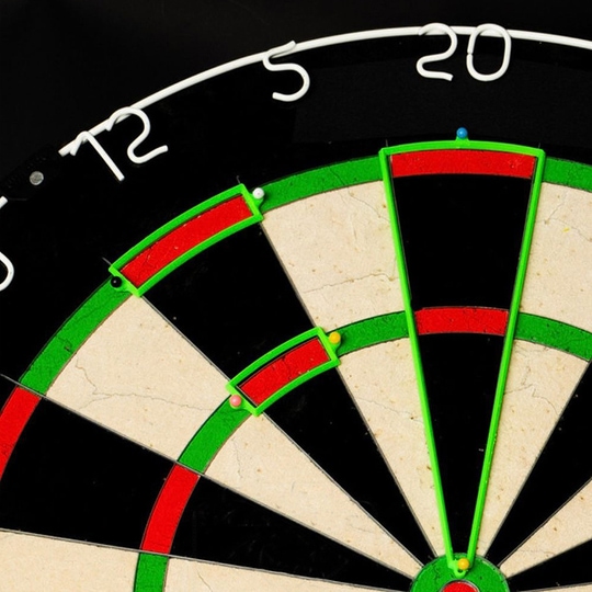 Dart Practice Segments Das Bild zeigt einen Teil einer Dartscheibe mit markierten Übungssegmenten. Die grünen und roten Bereiche heben bestimmte Zielzonen zum Darttraining hervor.
