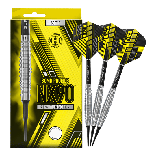 Harrows NX90 Bomb Softdarts Das Bild zeigt eine Packung Harrows NX90 Bomb Softdarts mit auffälligem gelb-schwarzem Design. Neben der Verpackung sind drei Softdarts mit silbernen Griffen und schwarzen Flights zu sehen.