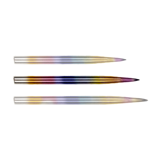 Auf dem Bild sind drei Steeldartspitzen zu sehen, die nebeneinander liegen. Sie haben eine auffällige Regenbogenfärbung.
