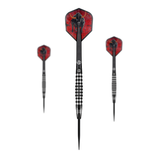 Das Bild zeigt drei Steeldarts des Produkts „Shot Americana The Wrangler“. Die Flights der Darts sind rot und mit einem schwarzen Stiermotiv verziert.