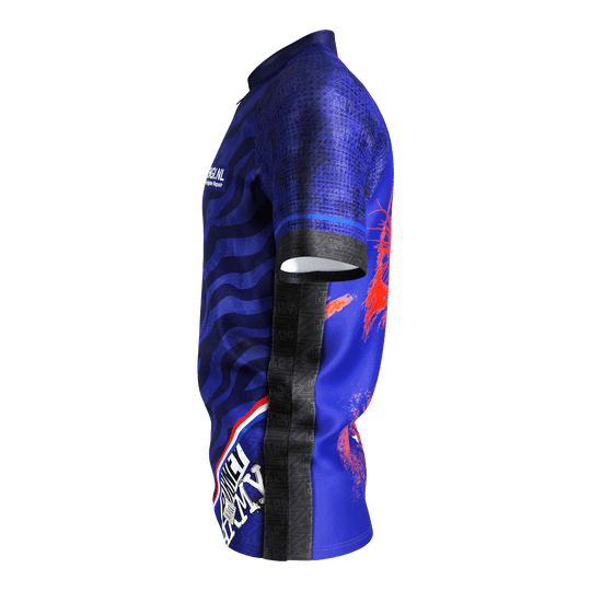 Das Bild zeigt das Target Coolplay Raymond Van Barneveld 2025 Dartshirt. Das Shirt ist überwiegend blau mit schwarzen und roten Akzenten und auffälligem Design.