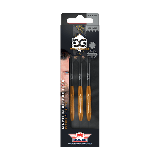 Das Bild zeigt eine Packung mit drei Bulls NL Martijn Kleermaker Dutch Giant Brass Steeldarts mit einem Gewicht von 21g. Die Darts haben goldene Griffe und sind in einer schwarzen Verpackung mit dem Namen und Bild des Spielers präsentiert.