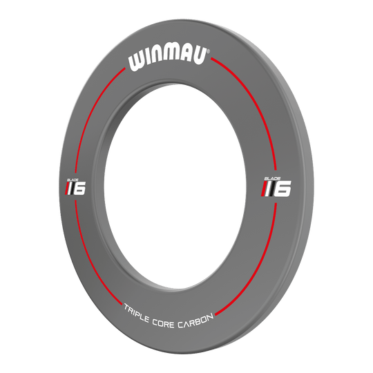Das Bild zeigt das Winmau Blade 6 Design Dartboard Surround in Grau. Es ist rund und hat rote sowie weiße Akzente mit der Aufschrift "WINMAU" und "TRIPLE CORE CARBON".