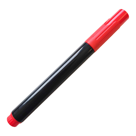 Board Marker Auf dem Bild ist ein schwarzer Whiteboard-Marker mit roter Kappe zu sehen. Der Marker liegt schräg auf schwarzem Hintergrund.