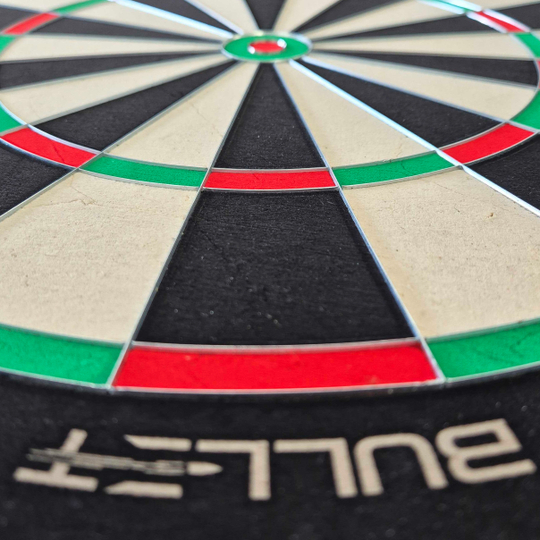 Bullet Apex Steeldartboard Hier sieht man das Bullet Apex Steeldartboard. Das Produkt wird von der Seite präsentiert.