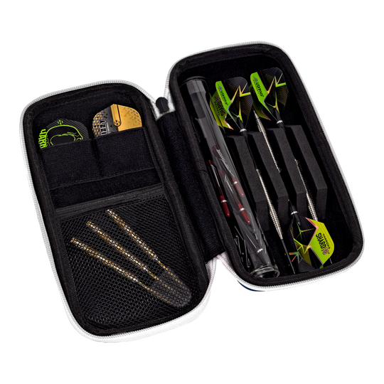 Harrows Smart Case Dartwallet Das Bild zeigt ein geöffnetes Dart-Etui mit mehreren Fächern. Darin befinden sich drei zusammengesteckte Darts, Ersatzteile und weiteres Dart-Zubehör.