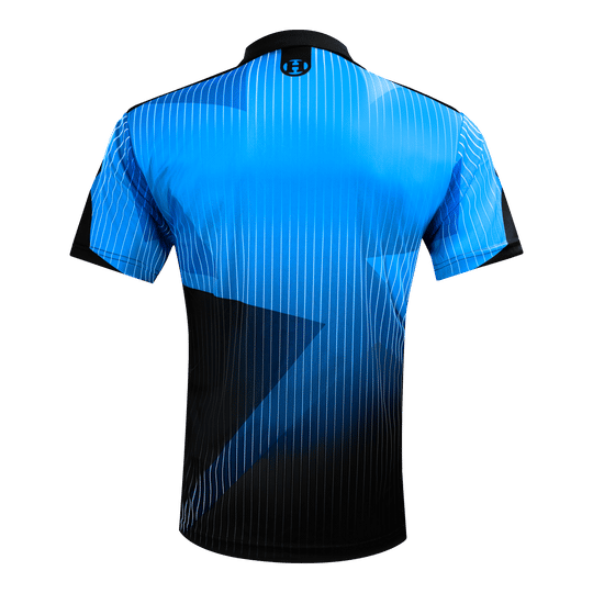 Harrows Shard Dartshirt - Blau Das Bild zeigt ein blaues Dartshirt mit schwarzen Akzenten und feinen weißen Streifen. Auf der Rückseite befindet sich oben ein kleines Harrows-Logo am Kragen.