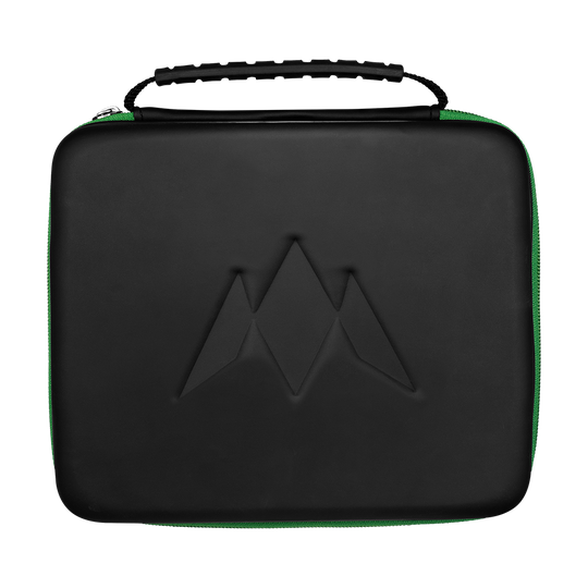 Mission Luxor Dart-Wallet Das Bild zeigt ein rechteckiges, schwarzes Etui mit einem geprägten Logo auf der Vorderseite. Es hat einen schwarzen Griff und einen grünen Reißverschluss an der Seite.