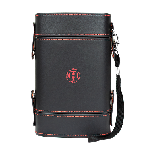 HRT-16402_Harrows_Prima_Dartcase_Red_2 Das Bild zeigt ein Harrows Prima Dartcase in schwarzer Farbe mit roter Naht. In der Mitte befindet sich ein rundes Harrows-Logo, und an der Seite ist ein schwarzer Trageriemen befestigt.