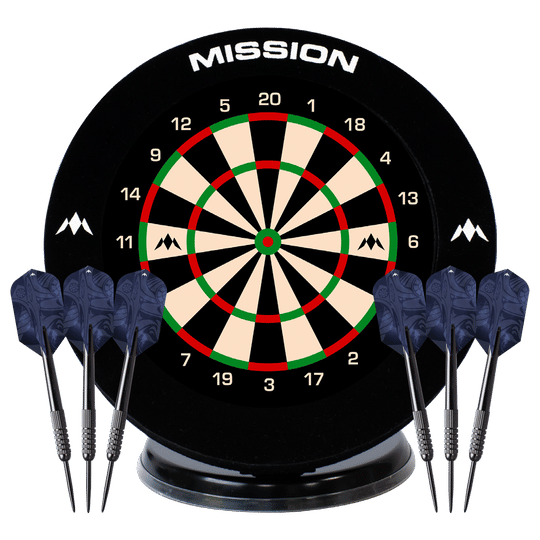 Das Bild zeigt das "Mission Mini Samurai Desktop Dartboard Set" mit einer kleinen Dartscheibe und sechs blauen Pfeilen. Die Dartscheibe steht auf einem schwarzen Sockel und hat ein klassisches Design.