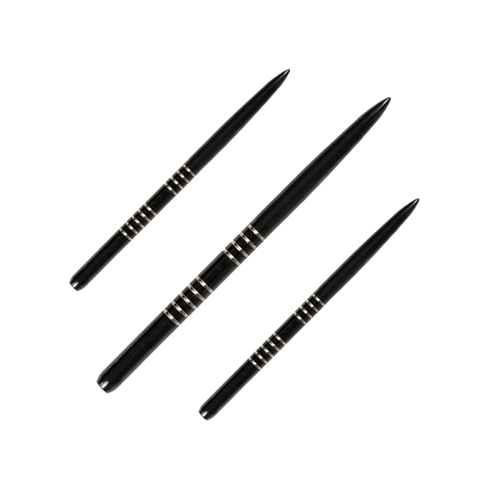 57743_Bulls_GP1_Steeldartspitzen_Schwarz_42mm_1 Das Bild zeigt drei schwarze Steeldartspitzen des Produkts "Bulls GP1". Die Spitzen sind schlank und haben silberne Ringe als Markierungen.