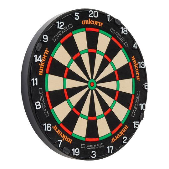 Unicorn Eclipse Ultra 2.0 Steeldartboard Das Bild zeigt eine Unicorn Eclipse Ultra 2.0 Steeldartboard. Die Dartscheibe hat ein klassisches Design mit schwarzen, weißen, roten und grünen Segmenten.