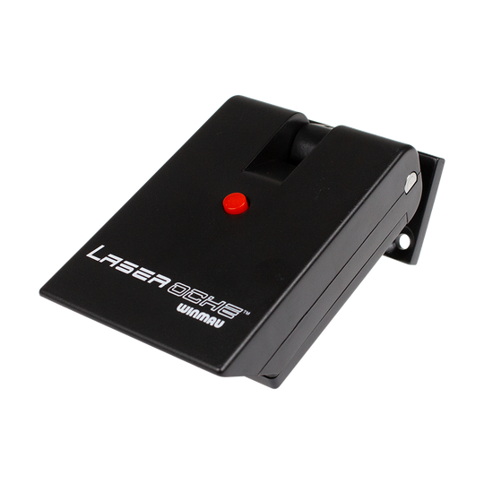8510-Winmau-Laser-Oche-2QPicqBarR32f4 Das Bild zeigt das Produkt "Winmau Laser Oche". Es handelt sich um ein schwarzes Gerät mit einem roten Knopf und der Aufschrift "Laser Oche Winmau".