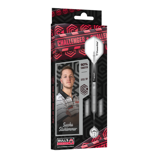 Bulls Challenger Sascha Stuhlemmer Steeldarts - 23g Das Bild zeigt die Verpackung der "Bulls Challenger Sascha Stuhlemmer Steeldarts - 23g". Auf der Verpackung ist neben dem Dartpfeil auch ein Foto von Sascha Stuhlemmer abgebildet.