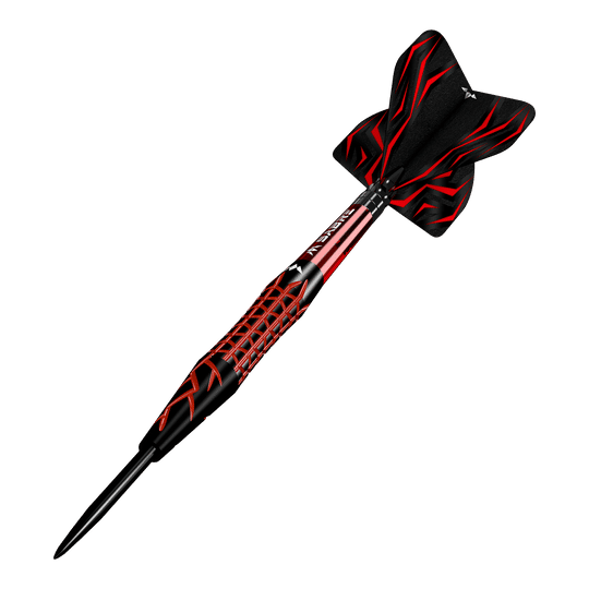 Mission Lava Steeldarts Das Bild zeigt einen Mission Lava Steeldart mit schwarzem und rotem Design. Der Dartpfeil hat eine spitze Metallspitze und auffällige Flügel mit roten Mustern.
