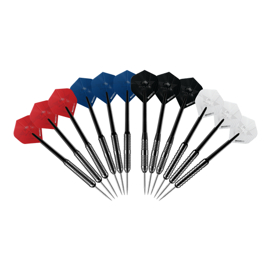 Abgebildet ist das Produkt Bulls NL Bundle Of Steel - 4 Sets Brass Steeldarts. Es sind vier Sätze Steeldarts aus Messing dargestellt.